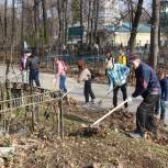 Активисты «Единой России» провели субботник на Князь-Владимирском кладбище