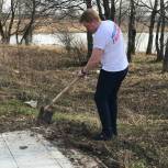 Молодогвардейцы Сергиева Посада привели в порядок памятник в деревне Игнатьево