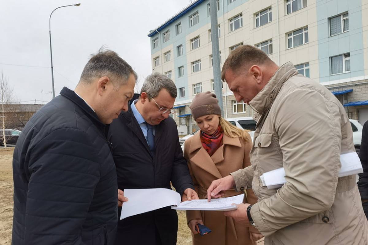 Василий Филипенко осмотрел двор, в благоустройство которого вложил средства  своего депутатского фонда