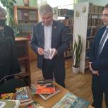 Культура малой родины: Депутат Госдумы Сергей Есяков подарил сельской библиотеке книги