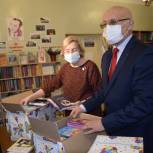 Эдуард Саитбаталов привез книги в детскую библиотеку своей малой Родины