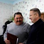 В ходе визита в Певек Секретарь РО передал в Рыткучи новый аппарат ЭКГ