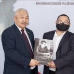 Родион Букачаков передал Федерации шахмат подарок от гроссмейстера