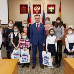 В Кузбассе депутат Госдумы передал планшеты многодетным семьям