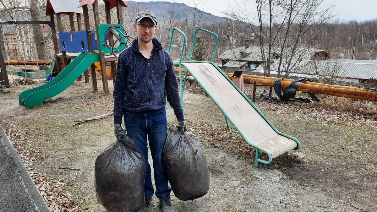 В Карабаше жители улицы Подлесной вышли на Всероссийский субботник и навели  порядок возле своего дома и на детской площадке