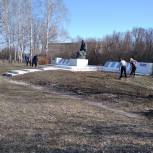 Лопатинский район: Акция по благоустройству мемориалов