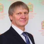 Дмитрий Петров помог в благоустройстве территории образовательных учреждений