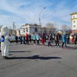 В Прокопьевске молодогвардейцы провели зарядку с чемпионом