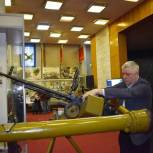Тарас Ефимов передал музею ПВО посёлка Заря сертификат на 50 тысяч рублей