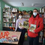 Единороссы передали в библиотеку Ямальского района новые книги