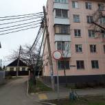 Краснодарский депутат помог поставить дорожный знак во дворе дома