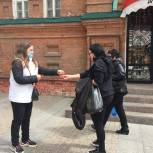 Молодогвардейцы вручают пензенцам символы Победы
