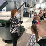 «Единая Россия» в Кирове организовала экскурсию в музей завода «АВИТЕК» для школьников