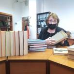 Активисты Красносельского района подарили книги детской библиотеке