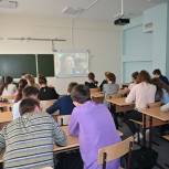 «Киноуроки» о волонтёрах провела «Единая Россия» в школах Свирска