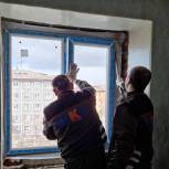 Мурманские депутаты оказали содействие в ремонте квартиры инвалида