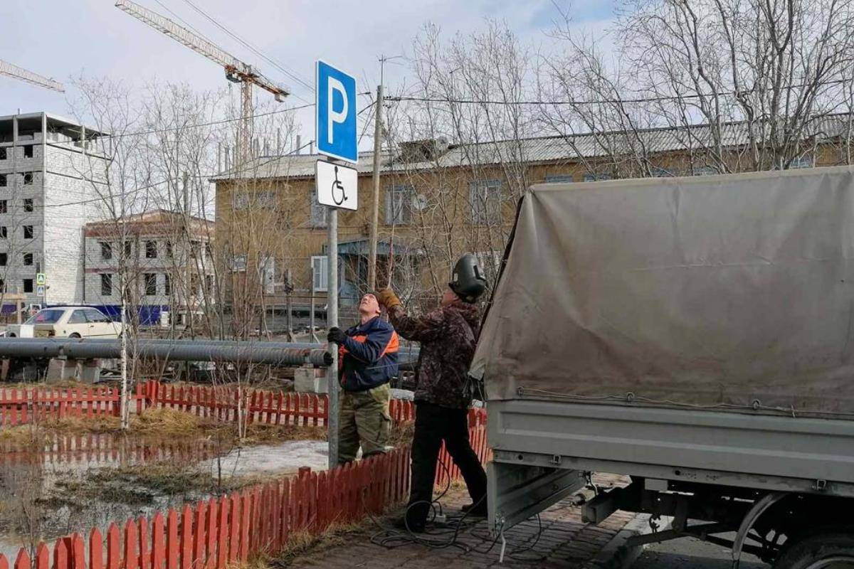 Единороссы Лабытнанги установили знак «Парковка для инвалида» во дворе дома,  где проживает семья с особенным ребенком