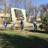 В преддверии 9 мая единороссы совместно с «Волонтерами Победы» провели генеральную уборку на территории воинских захоронений
