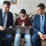 Мичуринские единороссы подарили юноше ноутбук для учебы