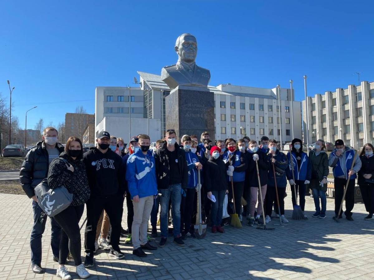 Активисты «Единой России» в Петрозаводске привели в порядок территорию возле памятника маршалу Жукову