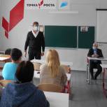 Олег Белашов передал глюкометр в комплексный центр социального обслуживания по Рыльскому и Хомутовскому районам