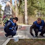 Единороссы и волонтеры Советского района навели порядок на братской могиле №409