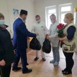 В Медведево активисты поблагодарили медиков из «красной зоны» за работу