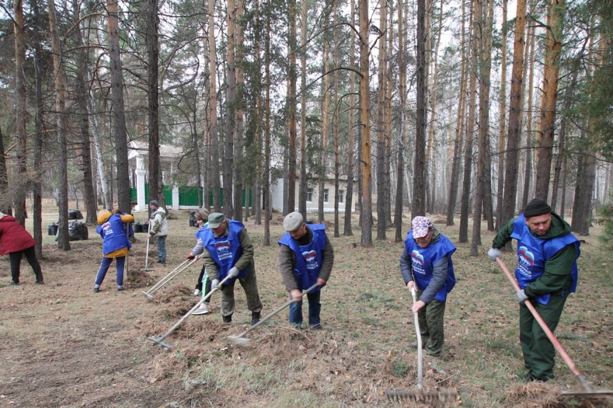 В рамках партийного проекта «Чистая страна» уйские единороссы провели  субботник в оздоровительном лагере «Синий бор»