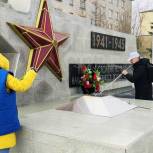 Лабытнангские единороссы привели в порядок Монумент Славы на площади Победы
