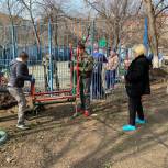В Краснодаре завершается благоустройство детской площадки