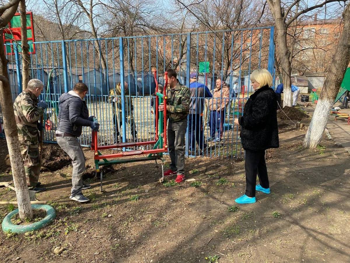 В Краснодаре завершается благоустройство детской площадки