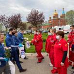 Кубанские единороссы поздравили медиков скорой помощи с профессиональным праздником