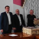 Ильдус Давлятов передал книги шести Абдулинским библиотекам