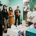 Волонтеры собрали игрушки и одежду для Тюменского дома ребенка