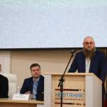 Депутат познакомил студентов-медиков с уникальным спортсменом