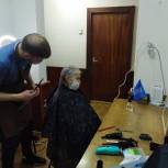В районе Ново-Переделкино единороссы организовали бесплатные стрижки для пожилых москвичей