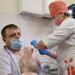 Депутат Госдумы помог врачам открыть пункт вакцинации от ковида в торговом центре Новосибирска