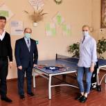 Евгения Ламонова и Олег Белашов подарили ученикам школы из Рыльского района теннисный стол и ракетки