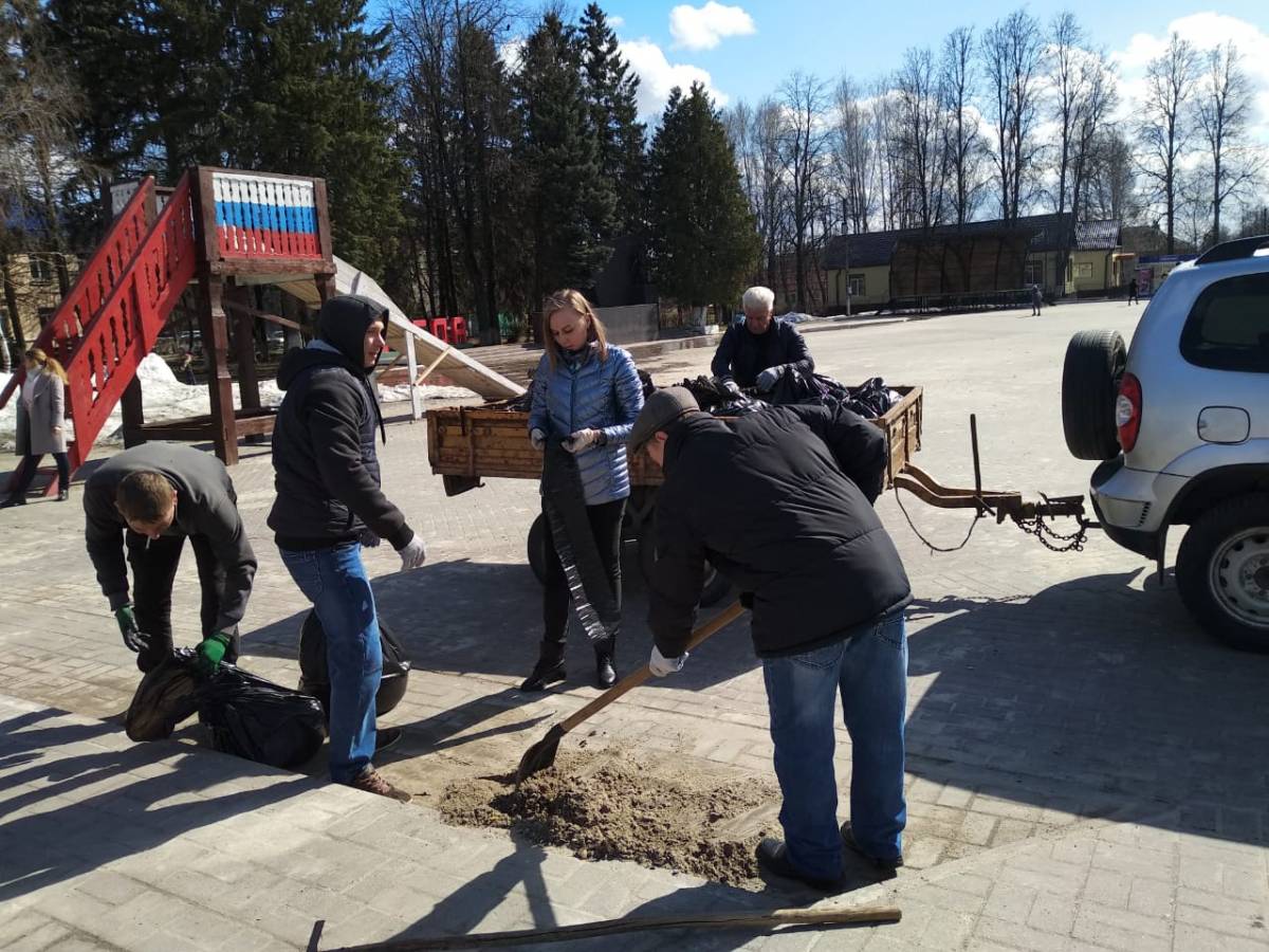 В Брянской области полным ходом идет работа по уборке территорий населенных  пунктов