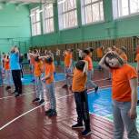 В Новосибирске «Единая Россия» организовала для школьников «Зарядку со звездой»