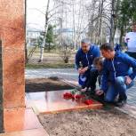 Денис Перепелицын возложил цветы к памятнику работникам Мытищинского электротехнического завода