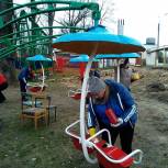 В парке Новозыбкова единороссы обновили аттракционы "Веселые горки" и "Орбита"