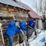 Единороссы Красноселькупа почистили от снега дворы пенсионеров