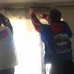Волонтеры Калининского района навели порядок в доме у пожилой женщины