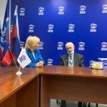 Королёвские партийцы поздравили ветерана космической деятельности Бориса Филина с Днём космонавтики