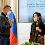 Роман Старовойт вручил новый музыкальный инструмент талантливой курской школьнице