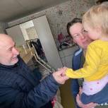 В Лобне депутат-единоросс помог многодетной семье заменить окно в детской комнате