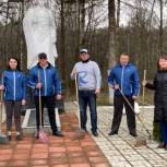 В Унечском районе члены Партии «Единая Россия» организовали и провели субботник по уборке и благоустройству мемориальных мест