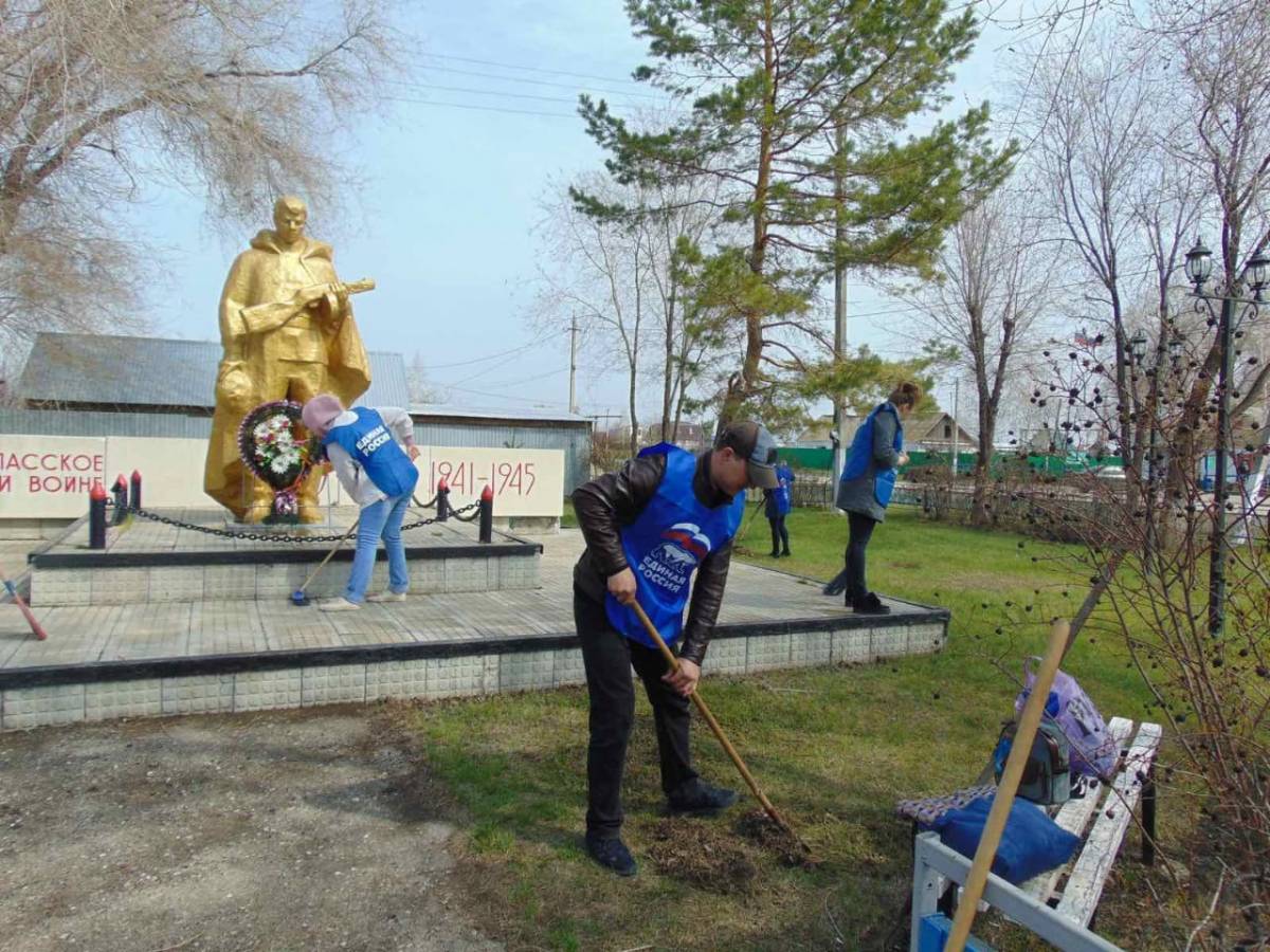 Волонтеры и активисты «Единой России» приводят в порядок мемориалы и  памятные места Самарской области