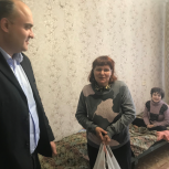 Городецкие активисты «Единой России» привезли эвакуированным жителям молочные продукты и фрукты